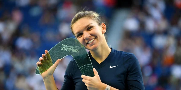 simona halep trofeu melbourne ianuarie 2022. foto epa-efe