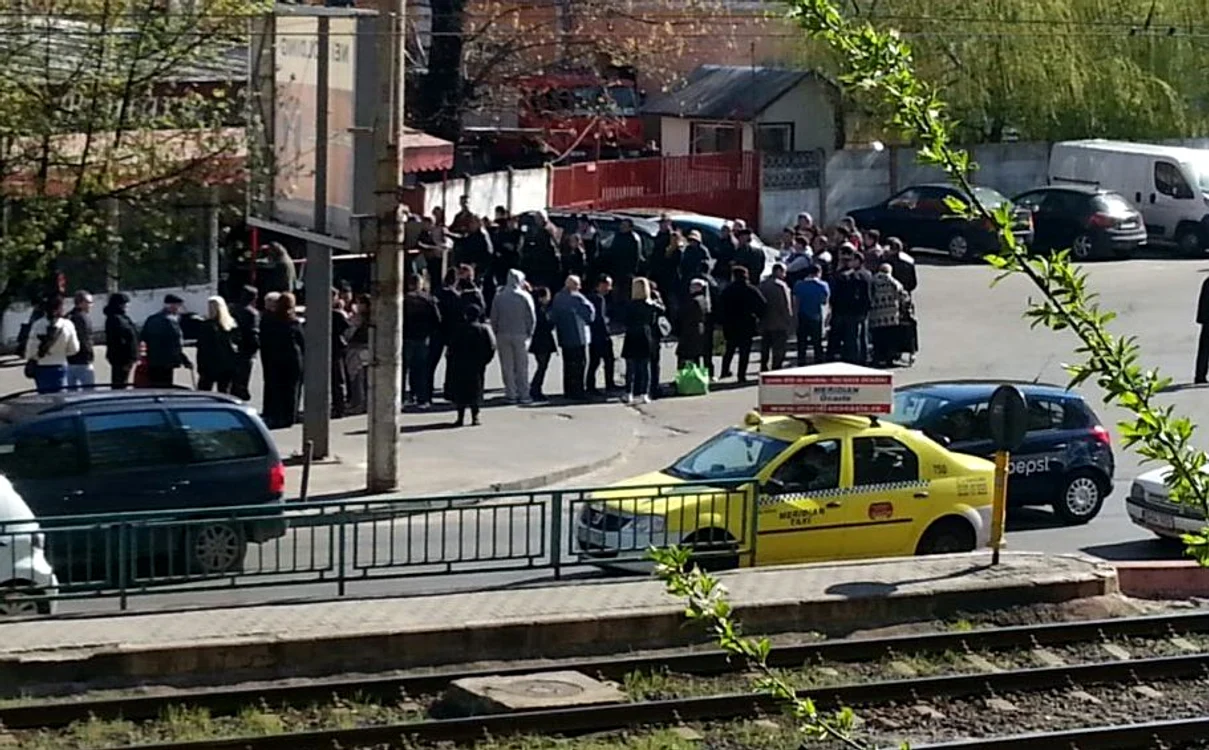 Bucureştenii au stat răbdători la coadă pentru a-şi ridica cozonaciiFoto Click!