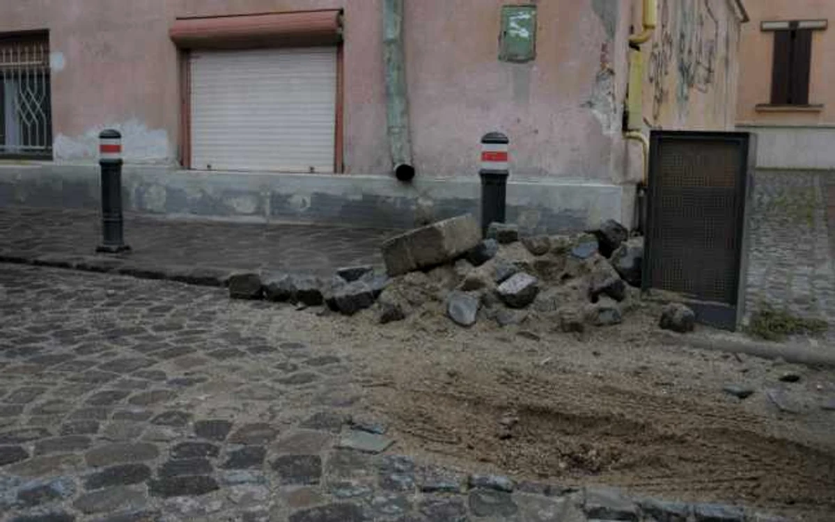 În urma lucrărilor, societăţile trebuie să refacă trotuarele sau carosabilul Foto: Adevărul