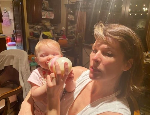 Milla Jovovich, 44 de ani, mamă cu normă întreagă: aici îi dă lăptic micuței Osianfoto: Instagram