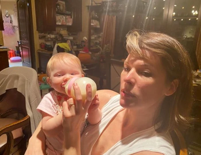 Milla Jovovich, 44 de ani, mamă cu normă întreagă: aici îi dă lăptic micuței Osianfoto: Instagram