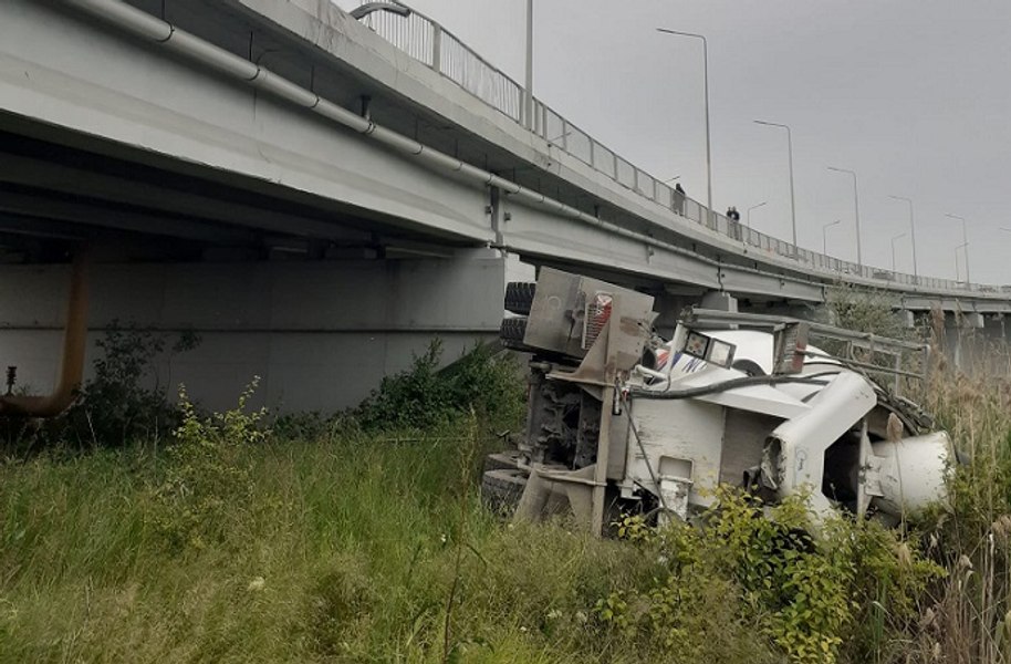 O betonieră s-a răsturnat de pe podul din Agigea. Șoferul a fost preluat de elicopterul SMURD