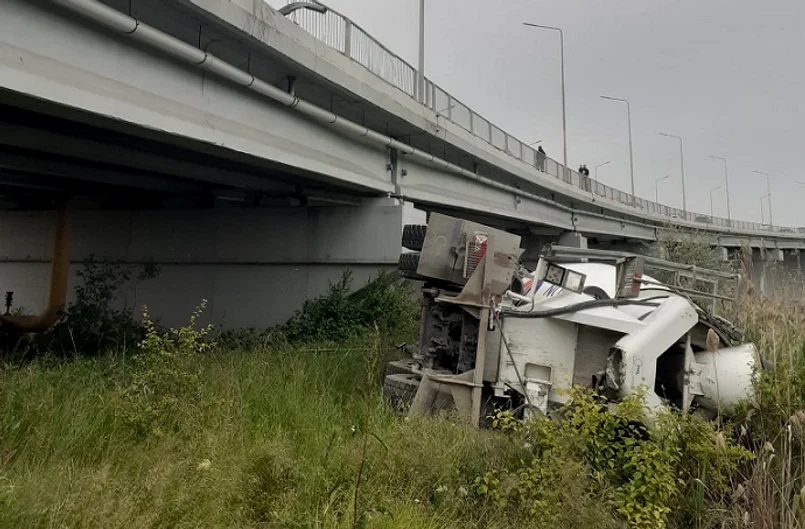 O betonieră s-a răsturnat de pe pod FOTO: ISU Constanța