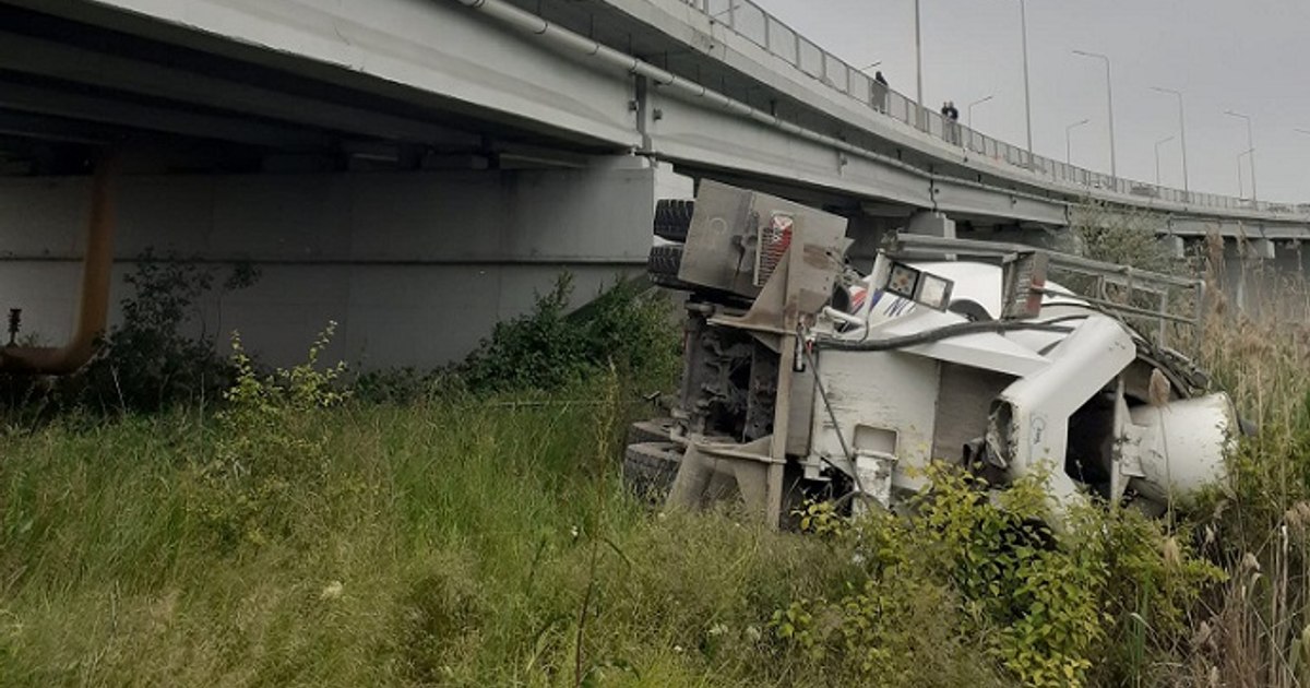 Șoferul unei betonieri, prins după ce vehiculul s-a răsturnat de pe un pod în Agigea