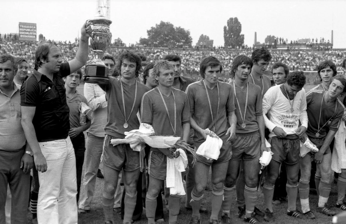 Echipa de fotbal Universitatea Craiova fost prima care s-a calificat într-o semifinală de cupă europeană la fotbal (1982 -1983) şi prima echipă din România calificată în sferturile de finală ale Cupei Campionilor EuropeniFOTO: adevarul.ro