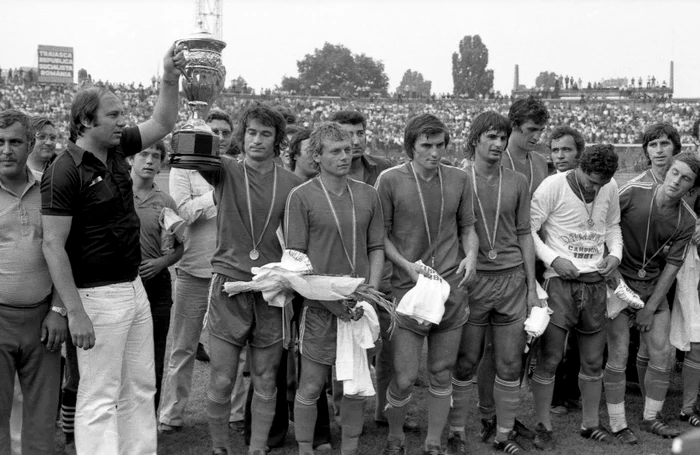 
    Echipa de fotbal Universitatea Craiova fost prima care s-a calificat într-o semifinală de cupă europeană la fotbal (1982 -1983)  şi prima echipă din România calificată în sferturile de finală ale Cupei Campionilor EuropeniFOTO: adevarul.ro  