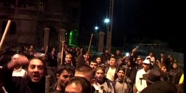 Romii din cartierul Faţa Luncii au ieşit în anul 2003 în stradă înarmaţi până în dinţi