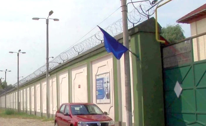 
    Liviu Luca va petrece 6 ani la  Mărgineni. Dacă vrea să iasă mai  repede, poate munci cu ziua în  grădina țăranilor, pentru 7 lei/oră  