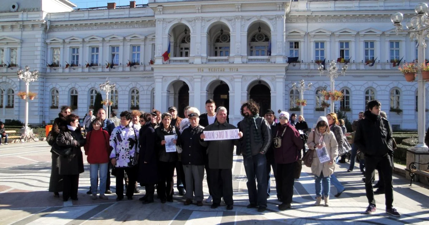 Sindicaliștii au protestat în fața Primăriei