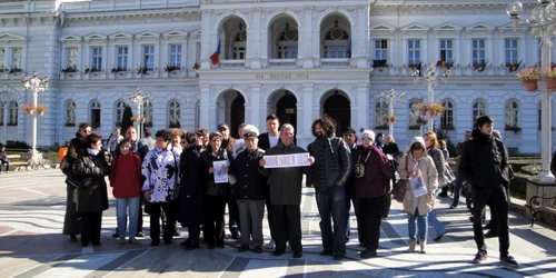 Sindicaliștii au protestat în fața Primăriei