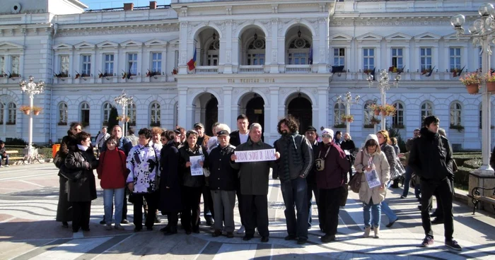 Sindicaliștii au protestat în fața Primăriei