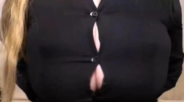 
    în Două secunde, nasturii au zburat și sânii sunt liberiFoto: captură video  