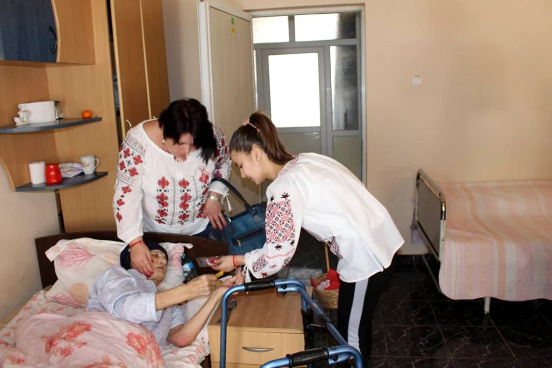 Bunicuţele au primit mărţişoare de cla copiii instituţionalizaţi FOTO DGASPC Călăraşi