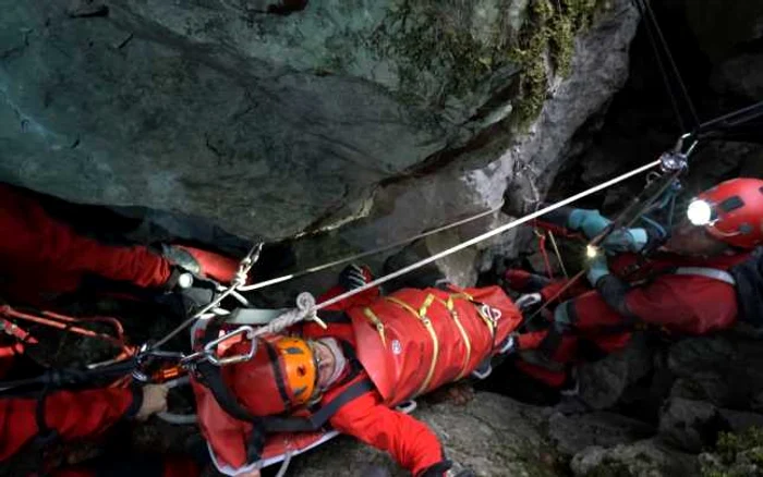 La exerciţiul, care a durat 6 ore, au participat 15 speologi salvatori din diverse colţuri ale ţării.