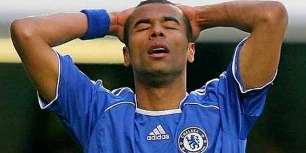 Ashley Cole o dă în bară nu numai pe terenul de fotbal