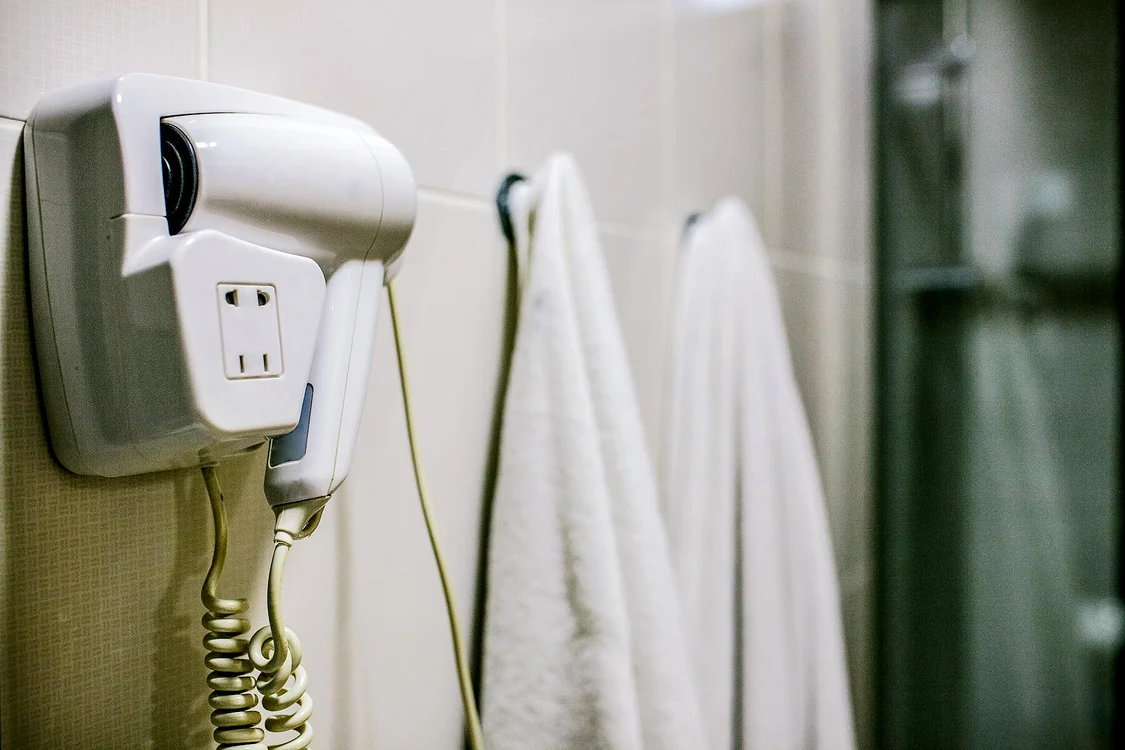 Uscătoarele de păr din hoteluri au constant bacterii FOTO Fodors Travel Guide