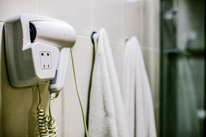 Uscătoarele de păr din hoteluri au constant bacterii FOTO Fodors Travel Guide