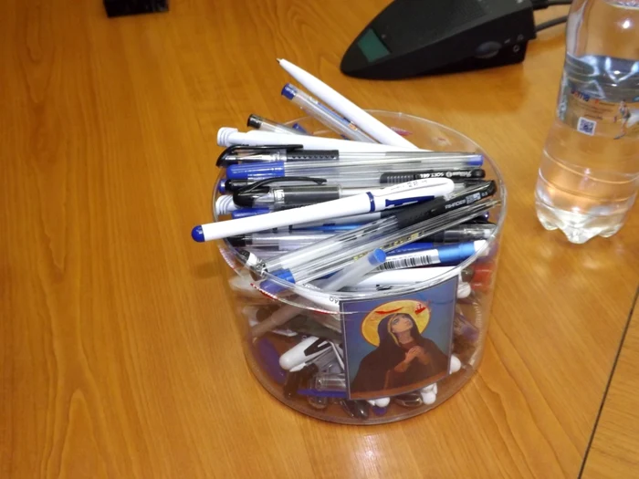 cutia cu pixuri la prefectura mehedinti FOTO Corina Macavei