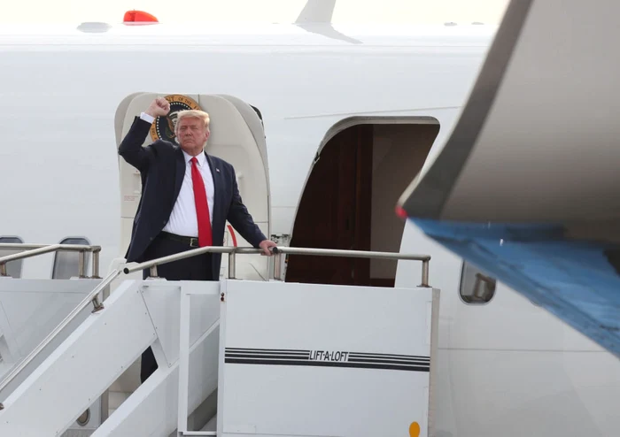 donald trump ochii inchis pumn ridicat air force one foto getty images