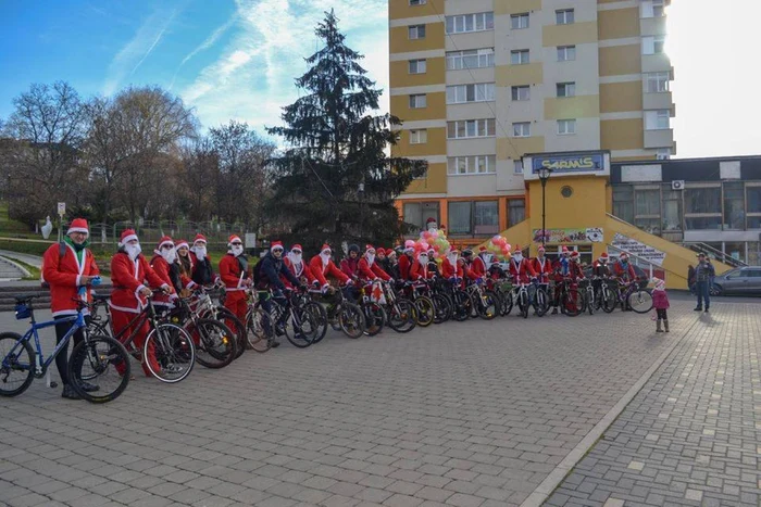 CicloMoşii aduc dulciuri şi zâmbete în prag de Crăciun FOTO Mike Zoltan