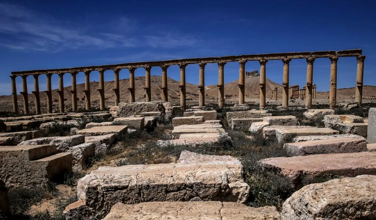 Marea Colonadă,  structură faimoasă din Palmira,  lungă de mai bine de un kilometru