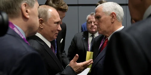 Presedintele rus Vladimir Putin (stanga) discutand cu vicepresedintele american Mike Pence la summitul ASEAN din Singapore in noiembrie 2018 FOTO EPA-EFE