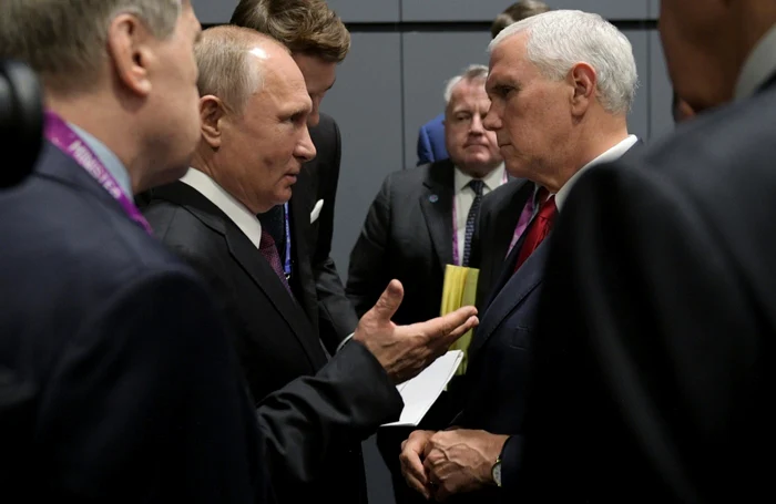Preşedintele rus Vladimir Putin (stânga) discutând cu vicepreşedintele american Mike Pence FOTO EPA-EFE