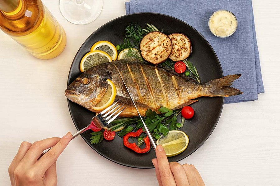 Ingredientul-minune care te scapă de mirosul de pește din casă 