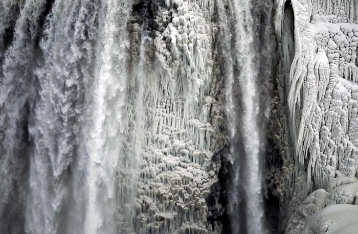 Îngheţ la Cascada Niagara, pe 8 ianuarie 2014 FOTO Reuters