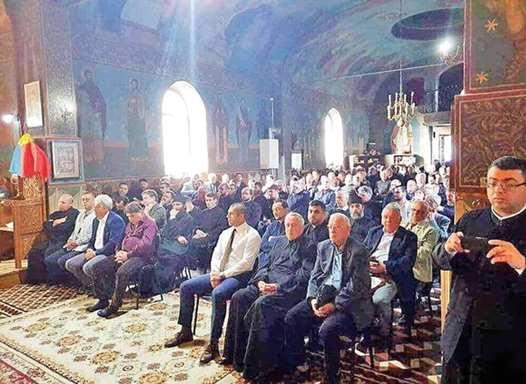 Primarii şi preoţii i-au ascultat aşezaţi pe scaun, în naos