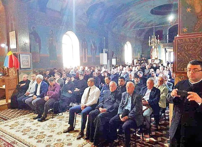 Primarii şi preoţii i-au ascultat aşezaţi pe scaun, în naos