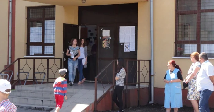 Elevii sunt aşteptaţi în bănci începând cu ora 8.30 (FOTO: Mugurel Manea)