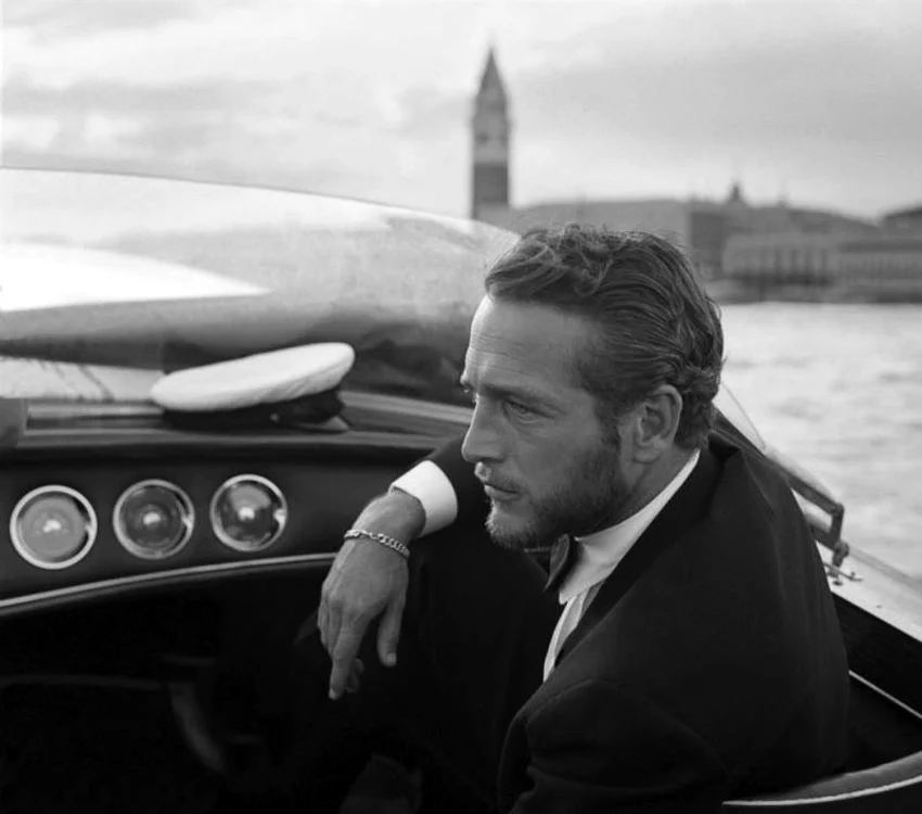 
    Paul Newman, la un festival de film în Veneţia (1963)foto: pulptastic.com  