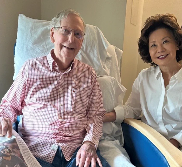 Senatorul republican Mitch McConnell, alături de soția sa  Elaine Chao/FOTO:X