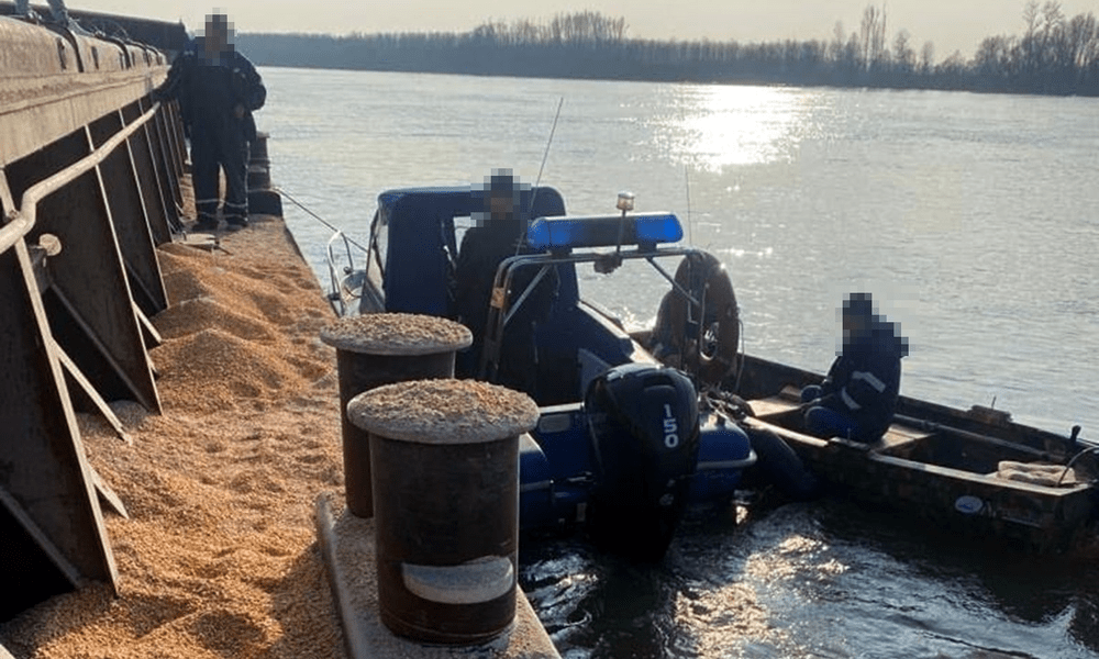 Cereale furate direct de pe barjă, pe Dunăre. Hoții au fost prinși în flagrant de Garda de Coastă