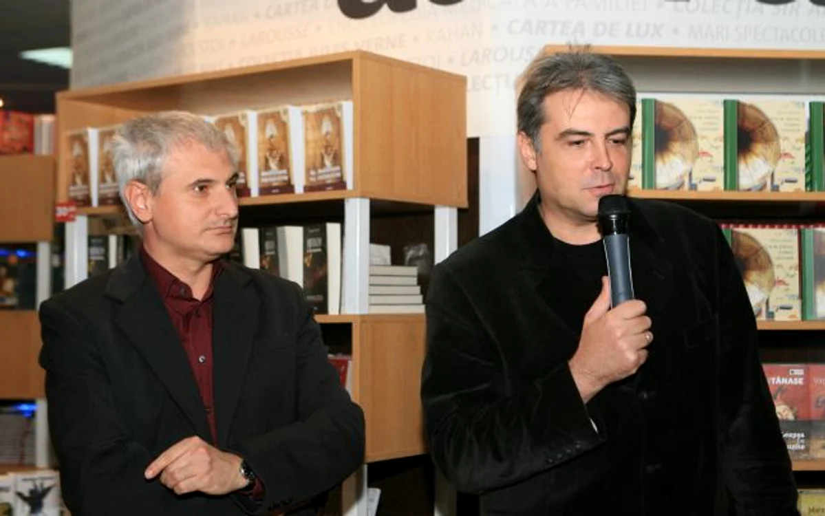 Profesorul Adrian Cioroianu (dreapta) la Târgul Gaudeamus FOTO Lucian Muntean