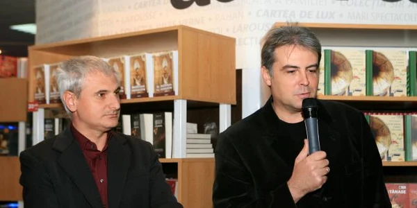 Adrian Majuru şi Adrian Cioroianu, la Târgul Gaudeamus FOTO: Lucian Muntean