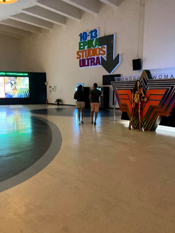 A fost foarte puțină lume la cinema, deși era vineri seara. De remarcat cât de bine arată Alina, mămică a trei copii