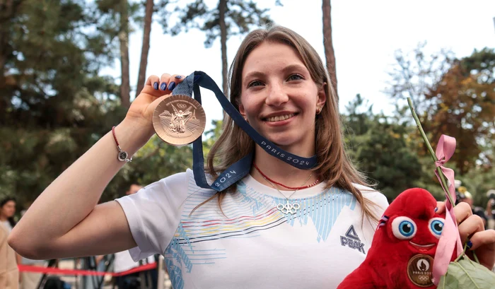 Ana Maria Bărbosu și medalie pentru care luptă și americanii. Foto Inquam Photos