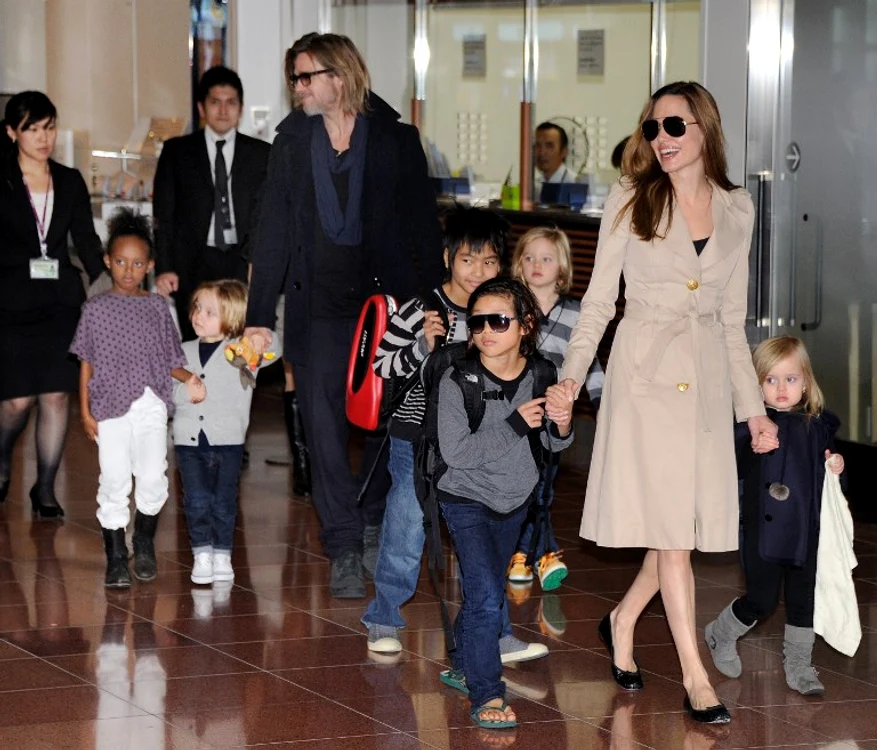 Angelina Jolie şi Brad Pitt vor avea custodie comună pentru cei şase copii
