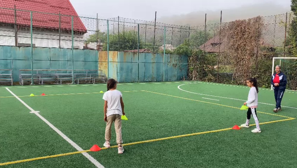 Antrenori care vin la școală să învețe copiii tenis de masă. „Pot fi campioni, e păcat să-i ținem în casă” VIDEO