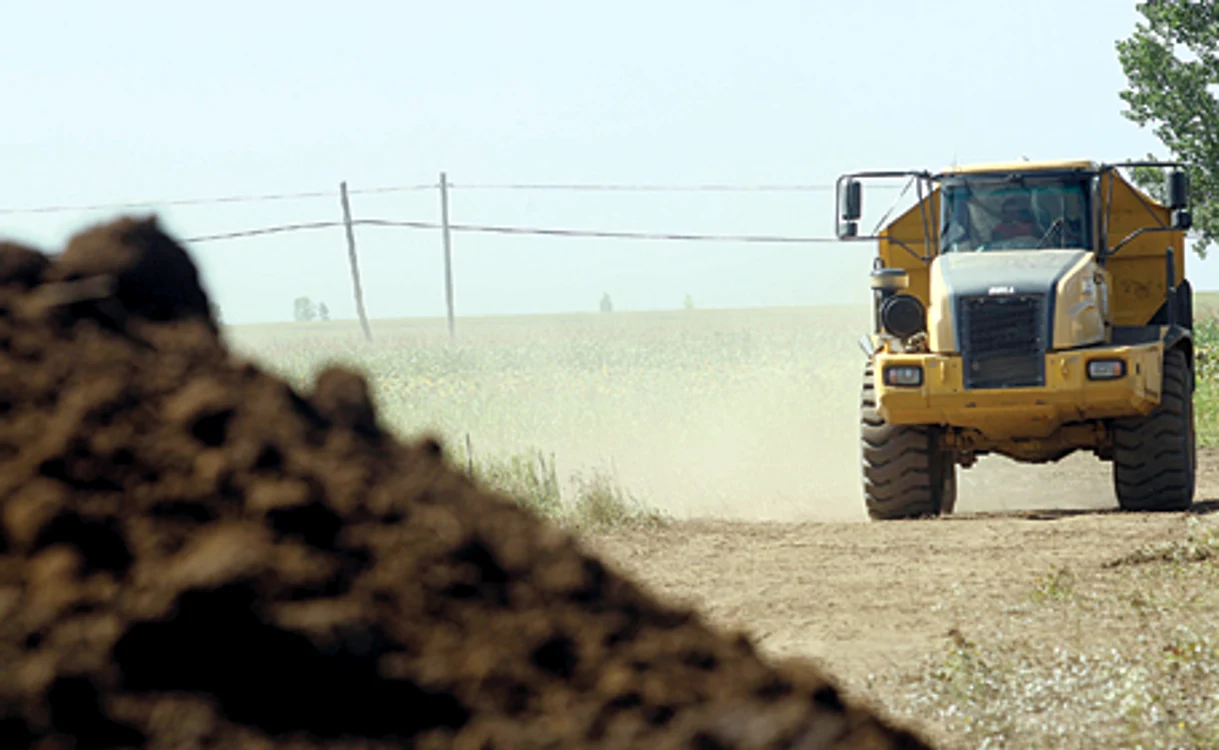 Utilajele încă nu pot intra pe terenurile peste care va trece autostrada în judeţul Hunedoara