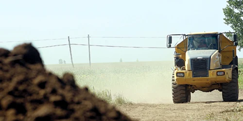 Utilajele încă nu pot intra pe terenurile peste care va trece autostrada în judeţul Hunedoara