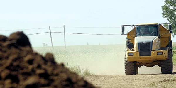 Utilajele încă nu pot intra pe terenurile peste care va trece autostrada în judeţul Hunedoara