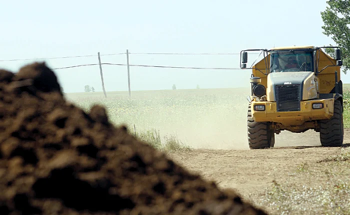 Utilajele încă nu pot intra pe terenurile peste care va trece autostrada în judeţul Hunedoara