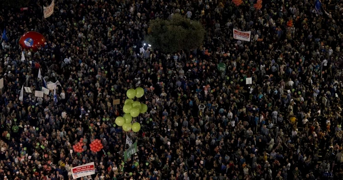 Zeci de mii de oameni s-au adunat în Piaţa Rabin din Tel Aviv pentru a protesta împotriva conducerii premierului Benjamin Netanyahu FOTO AP