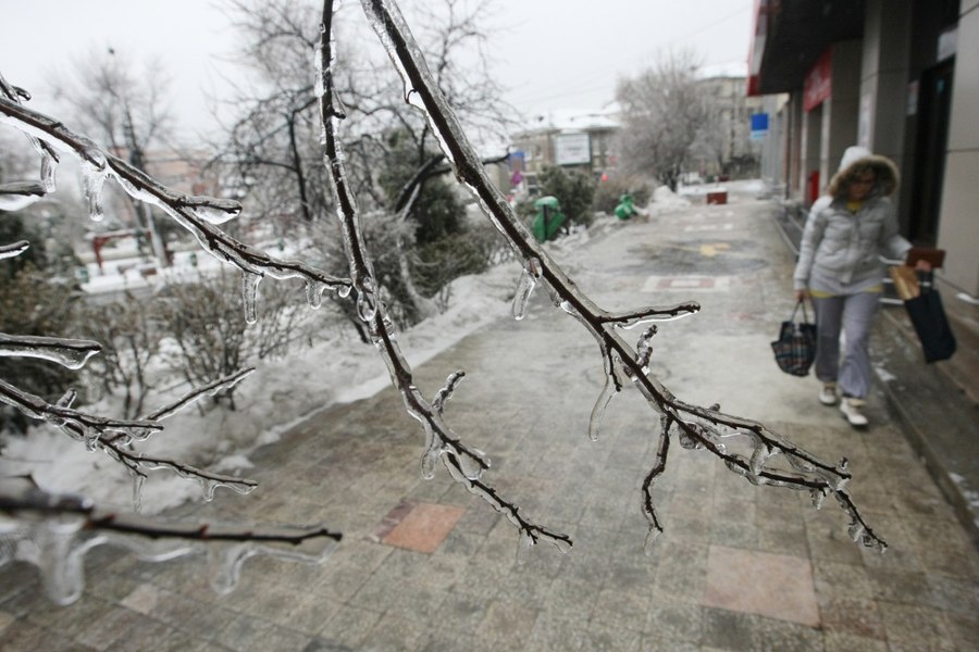 Alertă meteo: intensificări ale vântului și ploaie înghețată. Zonele care intră sub cod galben