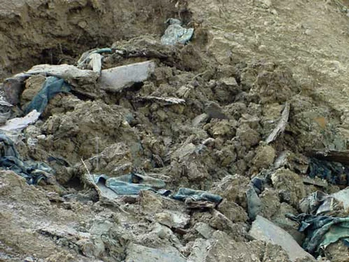 
    Rămșițele îngropate în cimitirul schitului din Vrancea aiieși la suprafață (foto:Arhivă)  