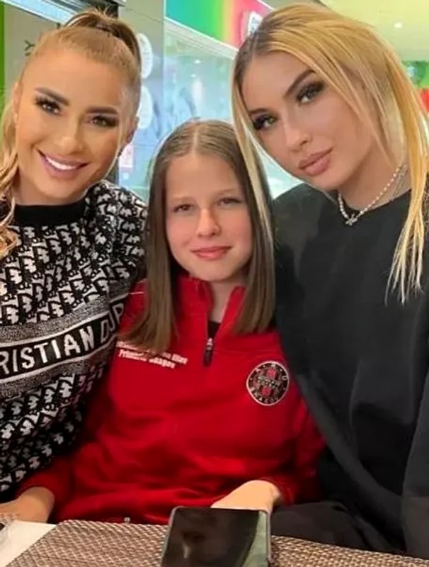 Anamaria Prodan, Sarah și Bebeto. Sursă: Facebook