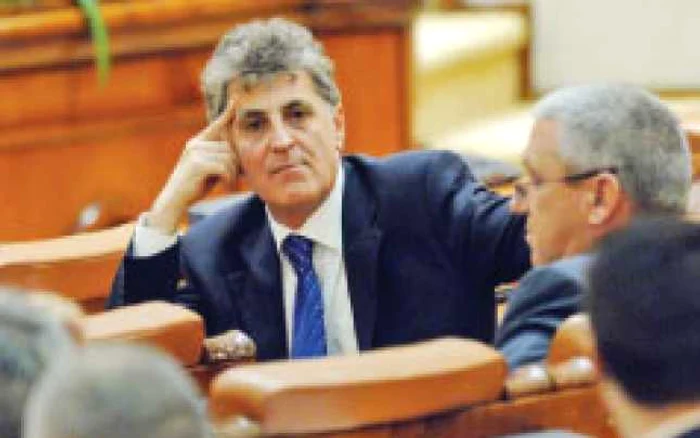 Deputatul Mircea Duşa, în plin proces al gândirii
